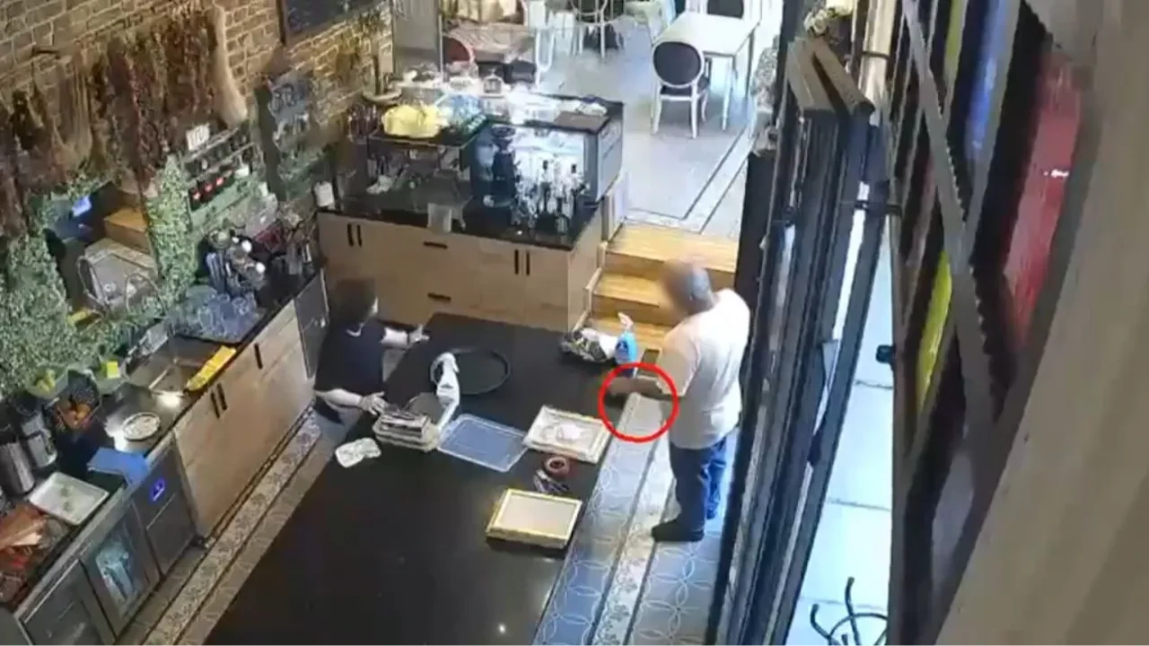 Tezgahtaki telefonu gizlice çaldı: Önce kameraya sonra polislere yakalandı