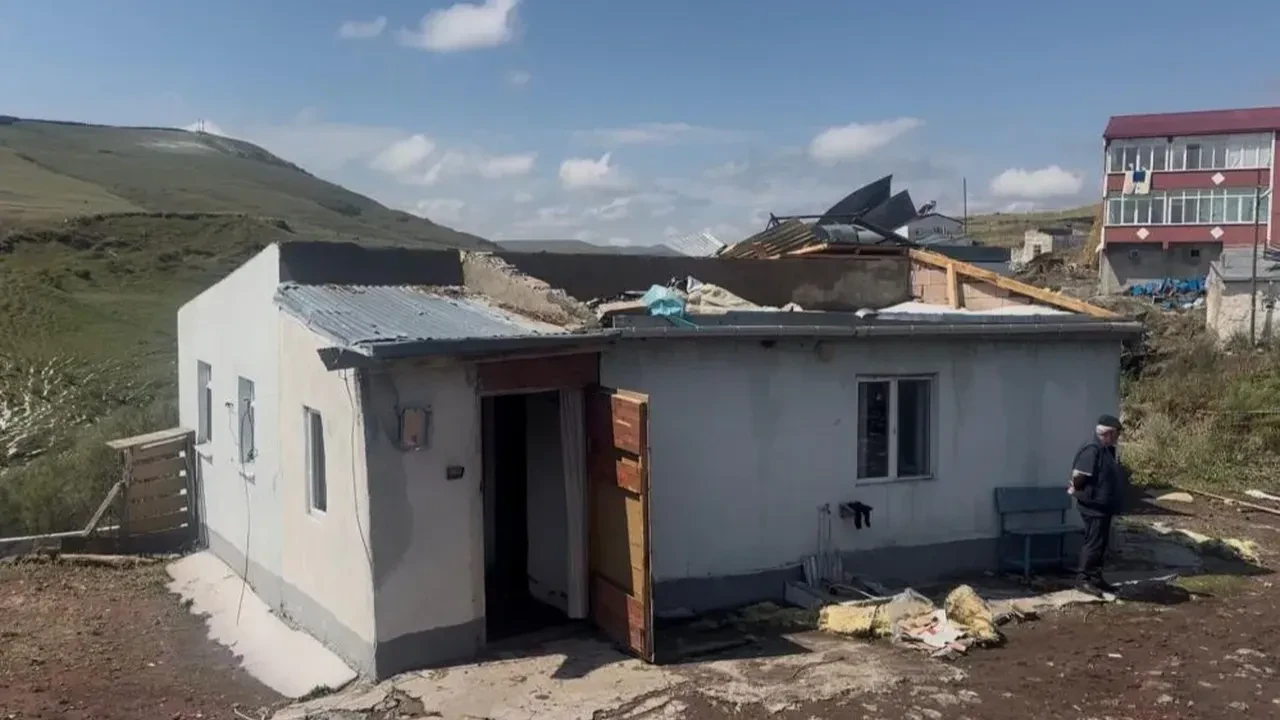 Ardahan Çıldır'da şiddetli fırtına ve dolu afeti: 20'den fazla evin çatısı uçtu