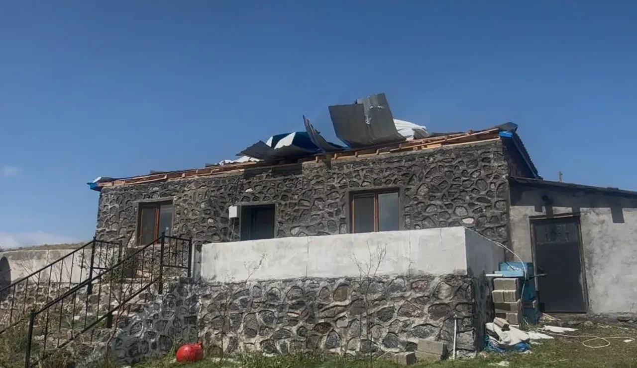 Çıldır'da şiddetli fırtına felaketi: Evlerin çatısı uçtu