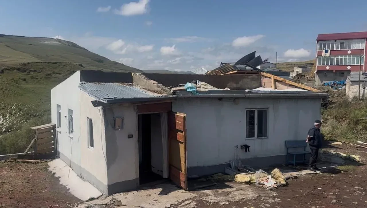 Çıldır'da şiddetli fırtına felaketi: Evlerin çatısı uçtu