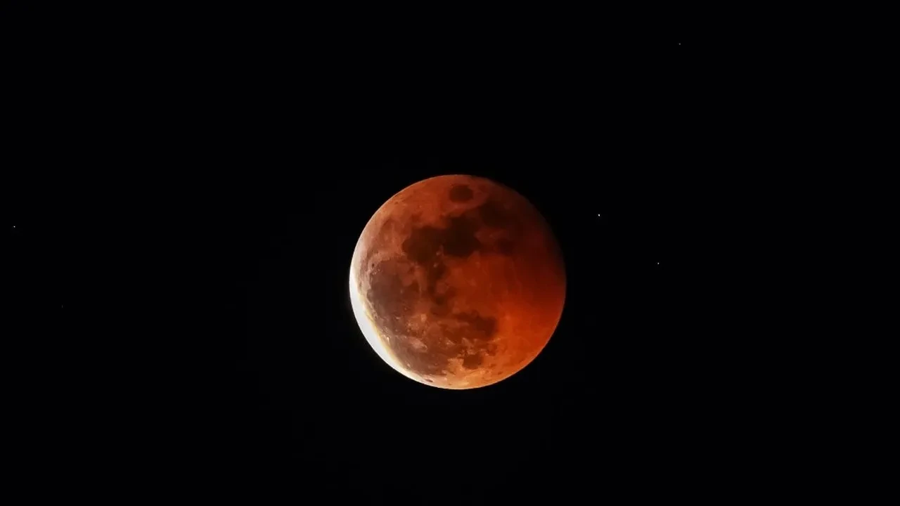 Ay tutulması sonrası hayatı kayan 4 burç! Astroloji de yer yerinden oynadı