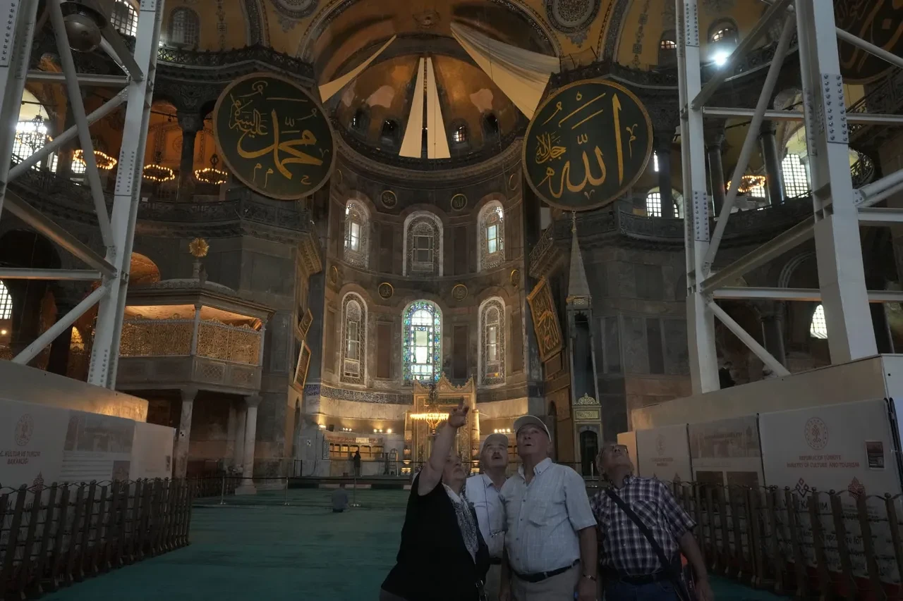 Bakan Ersoy duyurdu! Ayasofya'da kapsamlı restorasyon hız kesmeden devam ediyor