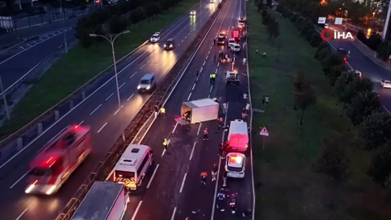 İstanbul'da şiddetli yağış faciası: Esenyurt ve Üsküdar'daki zincirleme kazalarda 10 kişi yaralandı