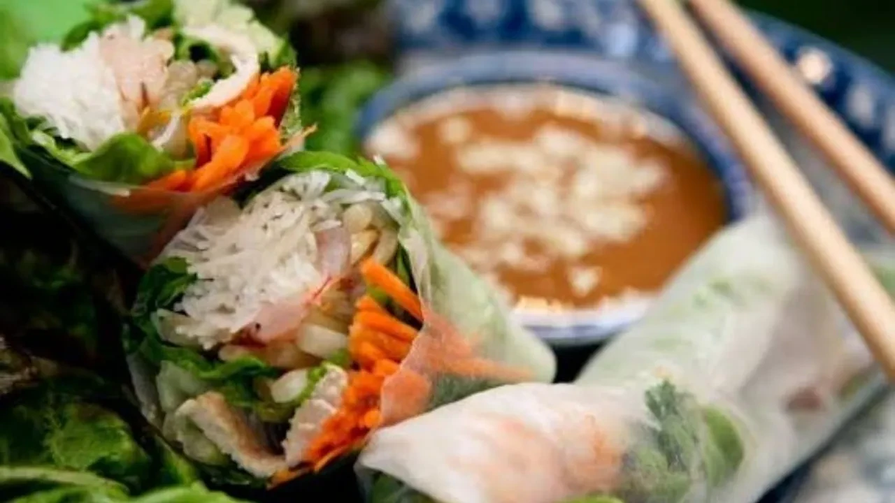 Kızartmadan hazırlanıyor! MasterChef Vietnam Usulü Fresh Spring Rolls tarifi