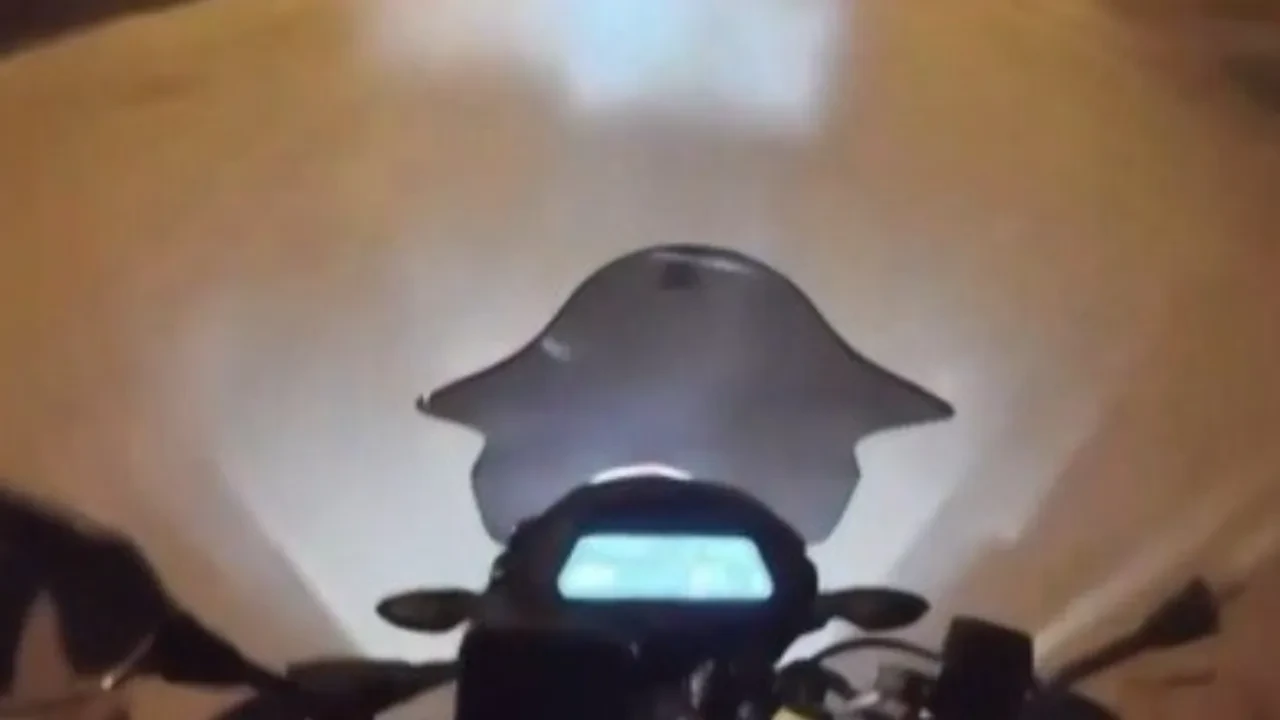 Motosikletler kafa kafaya çarpıştı: Feci kaza kask kamerasında