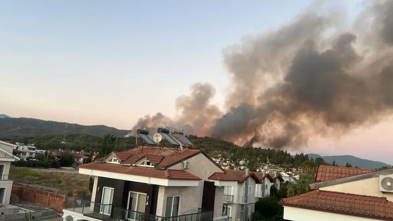 Muğla Fethiye'de orman yangını! Evler tahliye edildi, yollar trafiğe kapatıldı