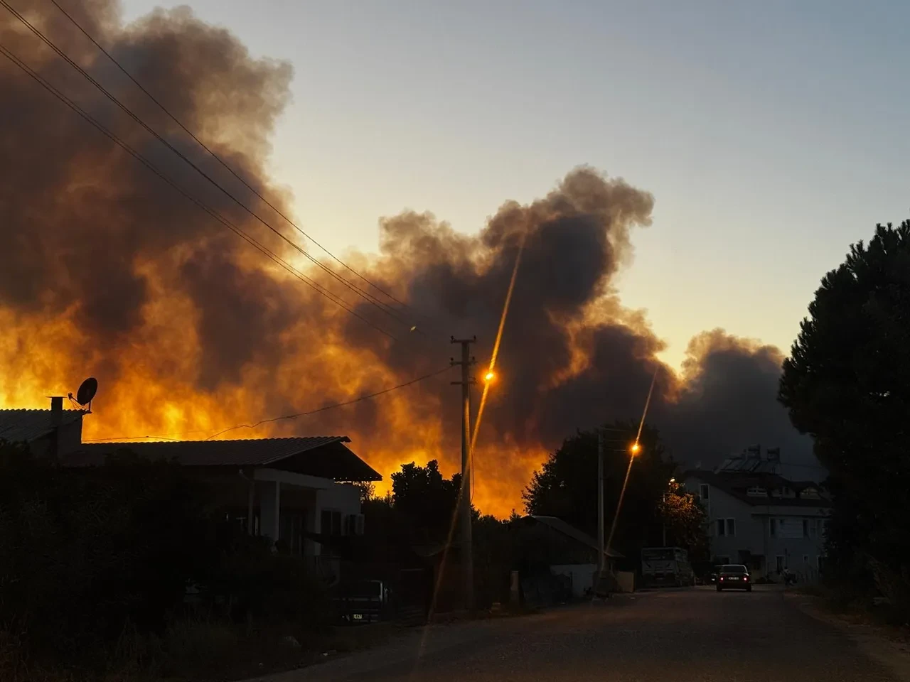 Muğla Fethiye'de orman yangını! Evler tahliye edildi, yollar trafiğe kapatıldı