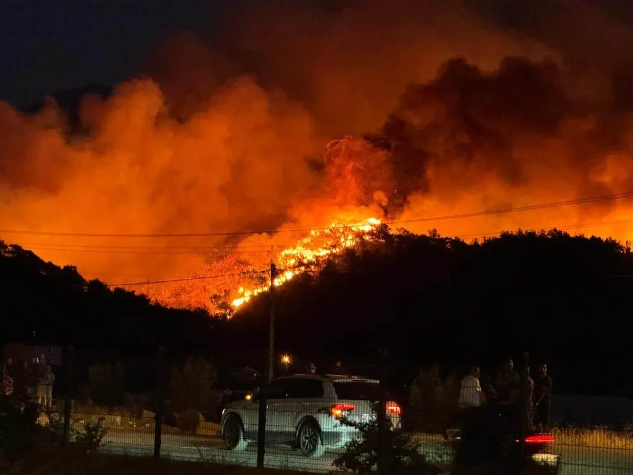 Muğla Fethiye'de orman yangını! Evler tahliye edildi, yollar trafiğe kapatıldı