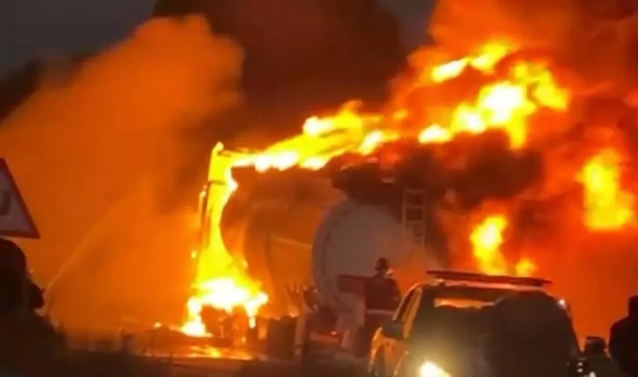 Muğla Fethiye'de orman yangını! Evler tahliye edildi, yollar trafiğe kapatıldı