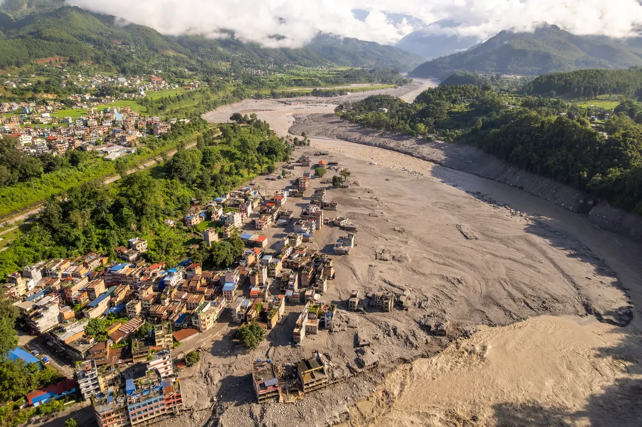 Nepal'deki sel felaketinde dehşete düşüren görüntü! Sularla çevrili evde yardım bekleyen ailenin çaresizliği kamerada