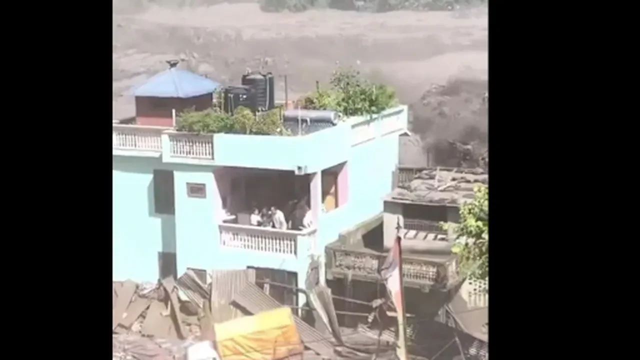 Nepal'deki sel felaketinde dehşete düşüren görüntü! Sularla çevrili evde yardım bekleyen ailenin çaresizliği kamerada
