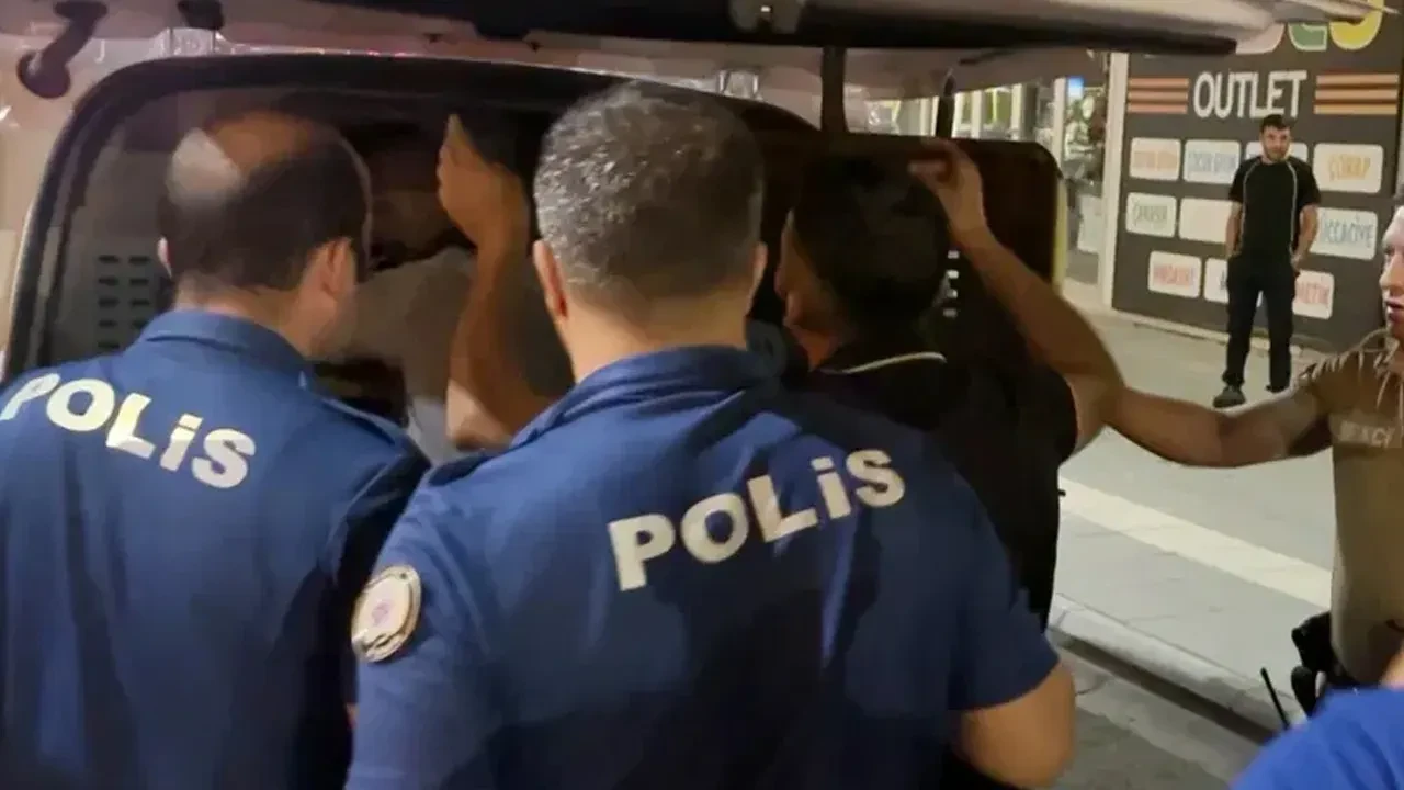 Oynaya oynaya gözaltına alındı! İlginç anlar kamerada