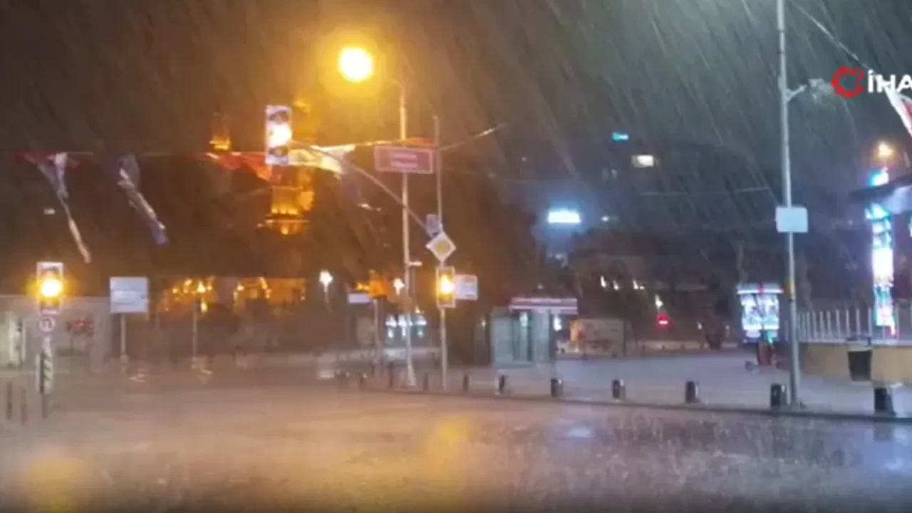 Üsküdar sahilinde aniden bastıran sağanak yolları göle çevirdi