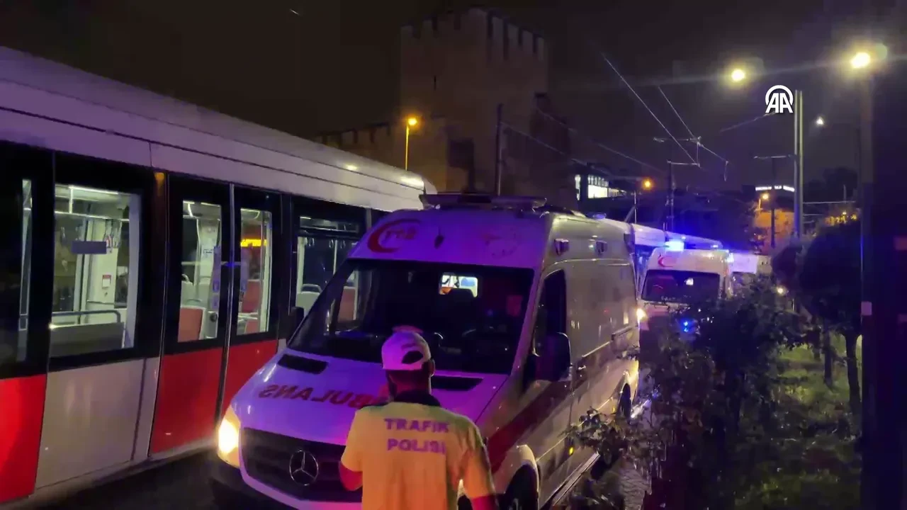 Zeytinburnu'nda 2 tramvay kafa kafaya çarpıştı: 9 yaralı
