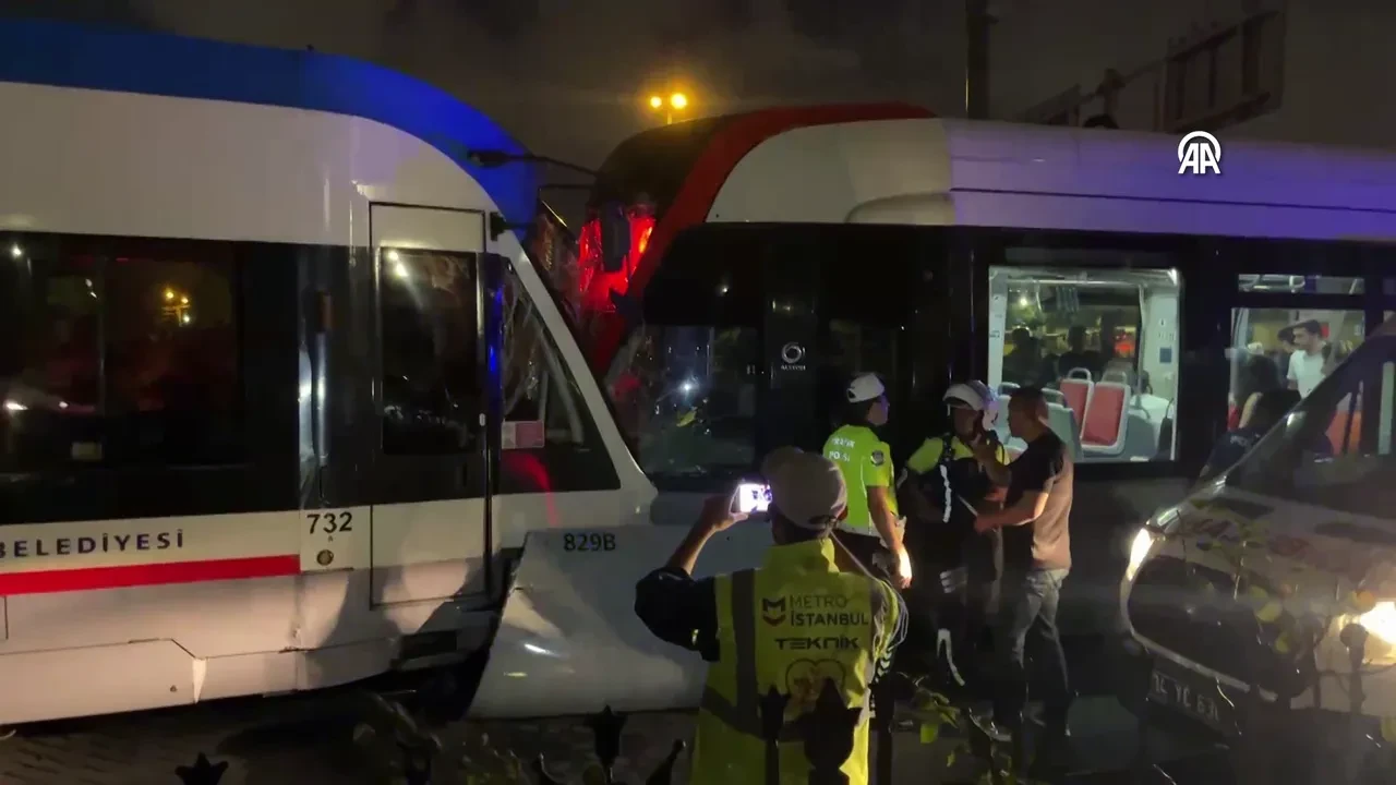 Zeytinburnu'nda 2 tramvay kafa kafaya çarpıştı: 9 yaralı