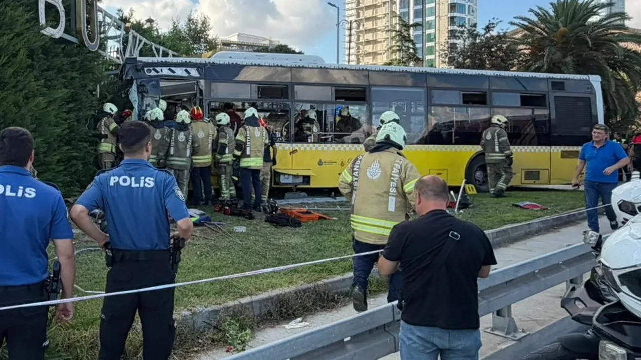 Zeytinburnu'nda İETT otobüsü kontrolden çıktı, bahçe duvarına çarptı: 1 ölü, 17 yaralı