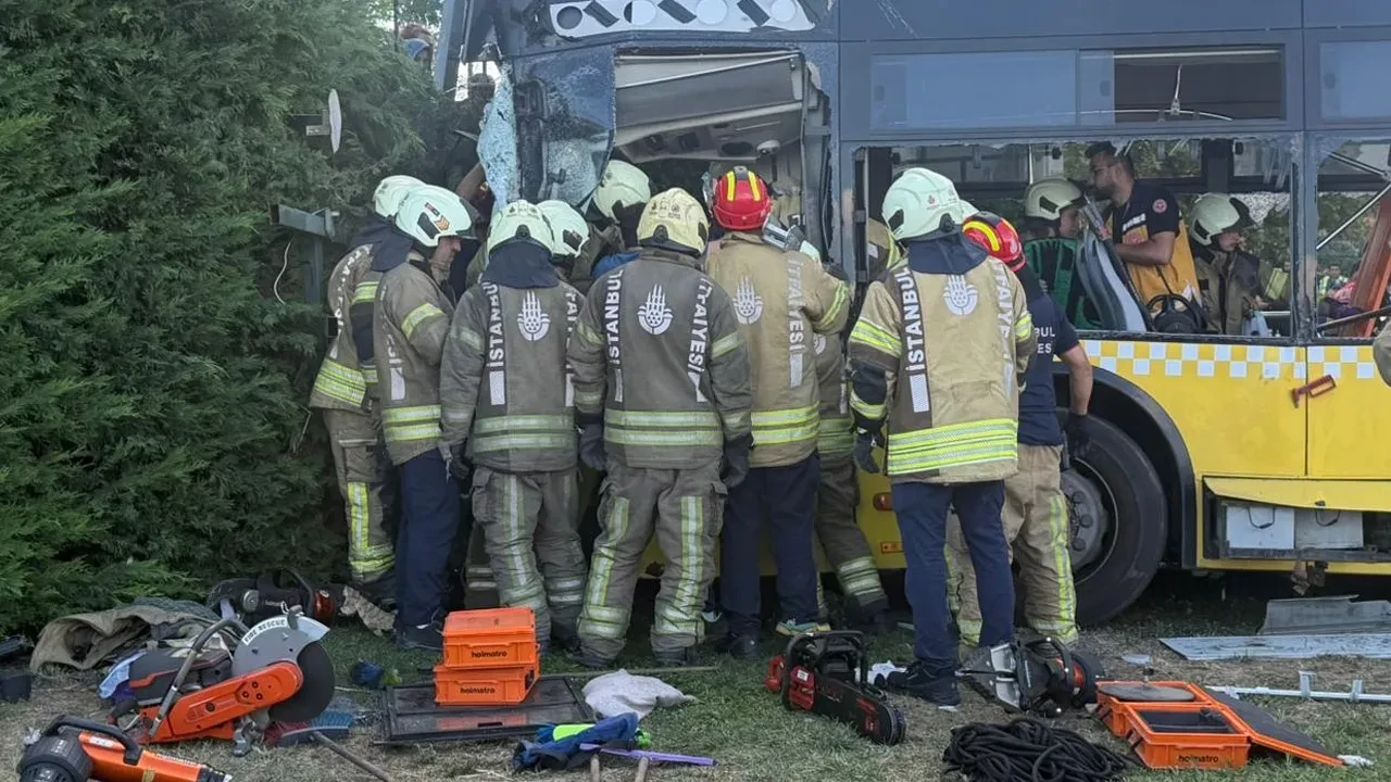 Zeytinburnu'nda İETT otobüsü kontrolden çıktı, bahçe duvarına çarptı: 2 ölü, 16 yaralı