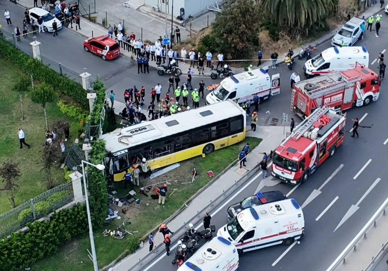 Zeytinburnu'nda İETT otobüsü kontrolden çıktı, bahçe duvarına çarptı: 2 ölü, 16 yaralı