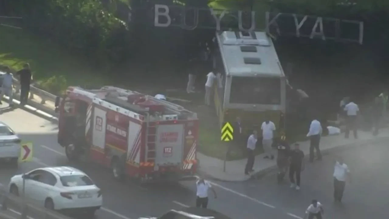 Zeytinburnu'nda İETT otobüsü kontrolden çıktı, bahçe duvarına çarptı! Yaralılar var