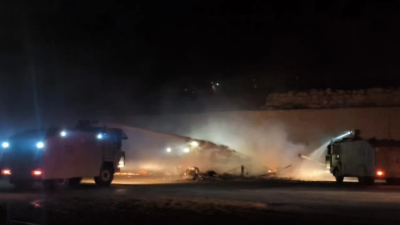 Antalya'da Balıkçı Barınağı alevlere teslim oldu: Antalya-Kemer yolu kapandı