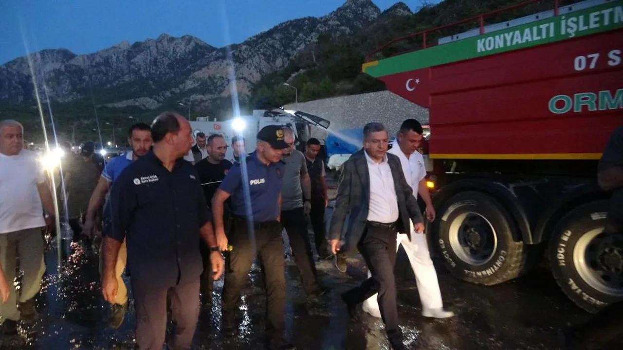 Antalya'da Balıkçı Barınağı alevlere teslim oldu: Antalya-Kemer yolu kapandı