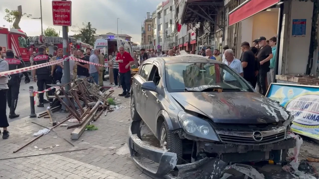 Beykoz'da otomobil yayaların arasına daldı: 6 yaralı