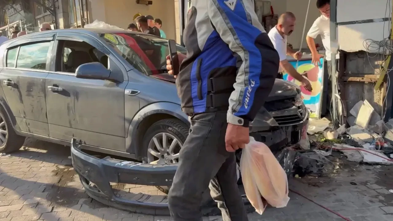 Beykoz'da otomobil yayaların arasına daldı: 6 yaralı