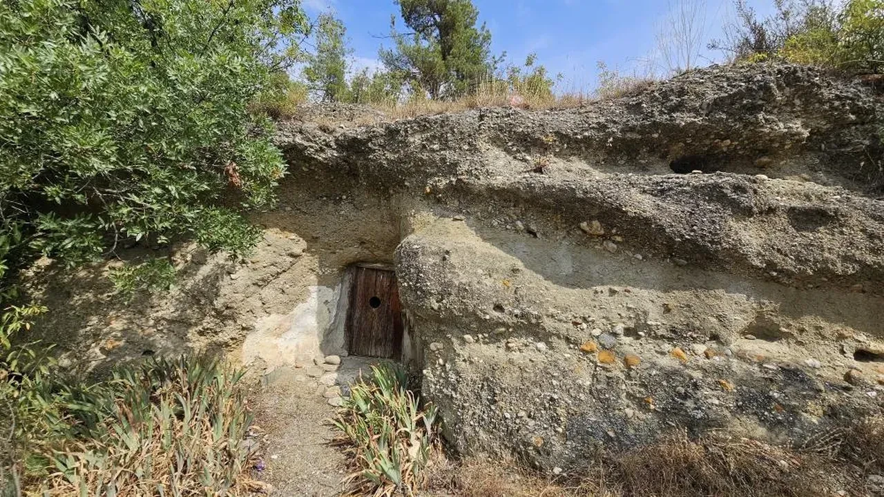 Boyabat'ta kayanın altındaki türbe görenleri şaşırtıyor