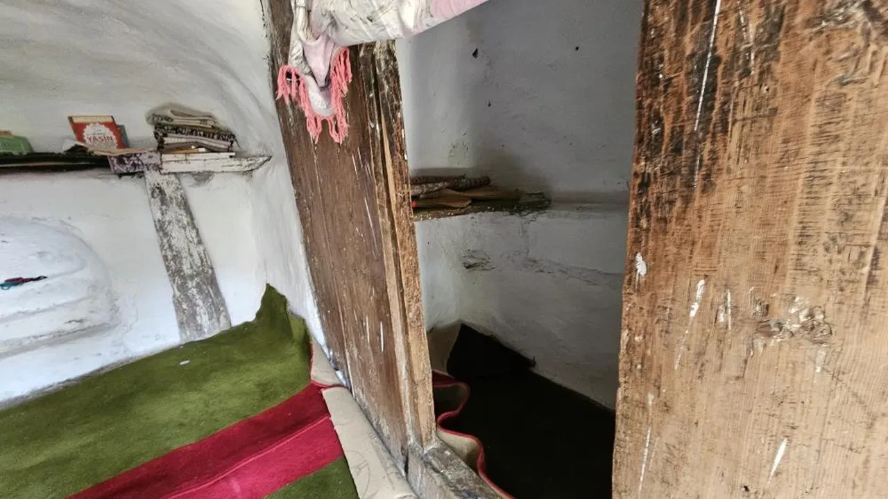 Boyabat'ta kayanın altındaki türbe görenleri şaşırtıyor