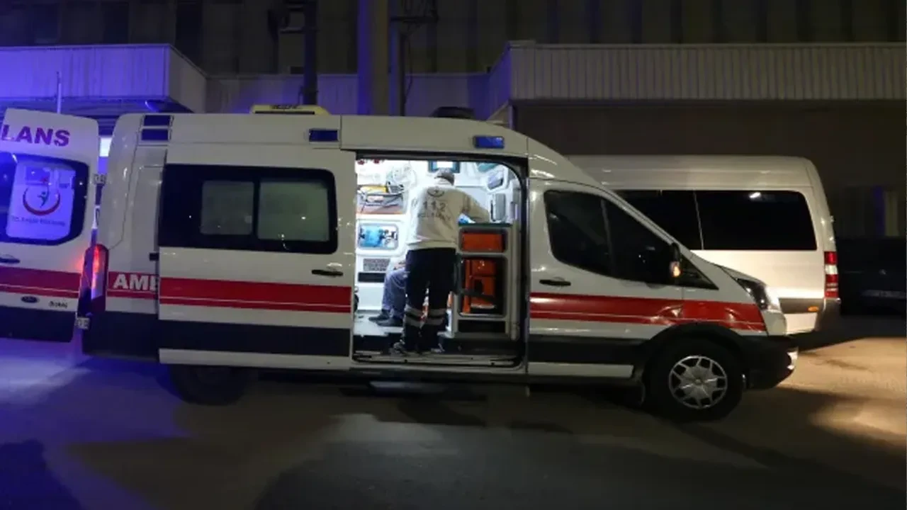 Büyükçekmece'de servis otobüsü devrildi! 15 kişi yaralandı 