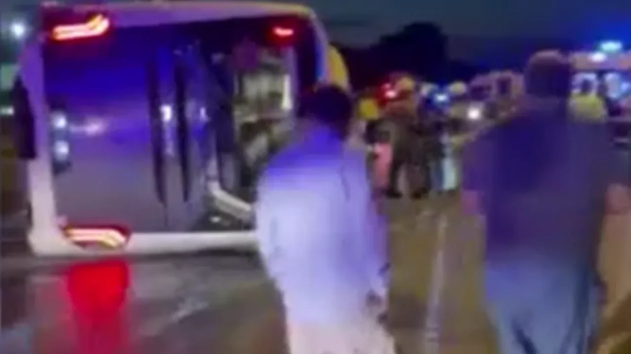 Büyükçekmece'de yağıştan kayganlaşan yolda havalimanı servisi devrildi: 18 kişi yaralandı