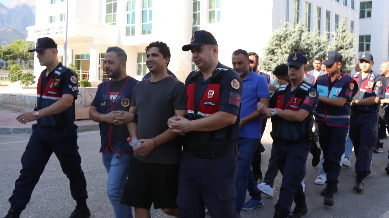 Denizli’de haraç çetesine operasyon: Sırıtarak girdiği adliyeden tutuklanarak çıktı