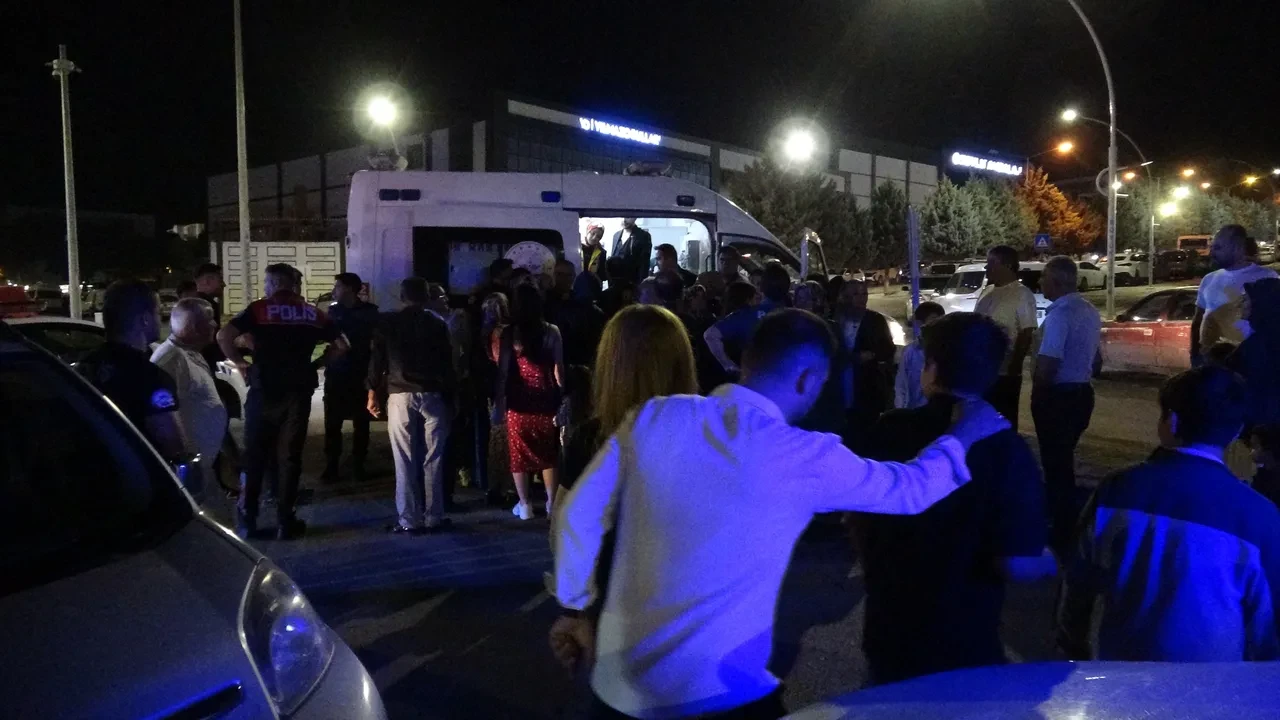Düğünde ilginç olay! 'Halayda elini tuttun' kavgasında yaralılar var