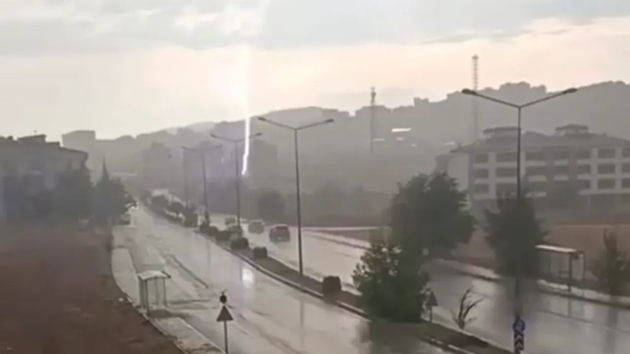  Elazığ’da yıldırım düşme anı böyle görüntülendi