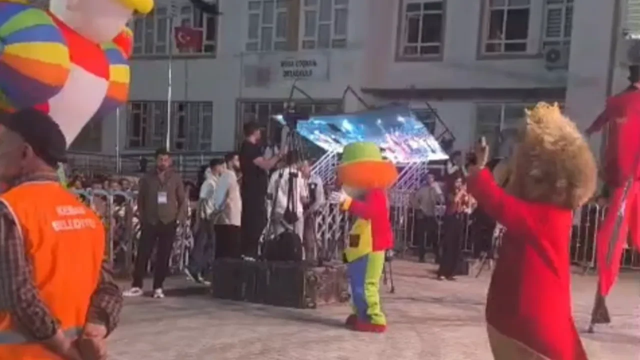 Festivalde fırtına dehşeti: Dev ekran kalabalığın üzerine devrildi