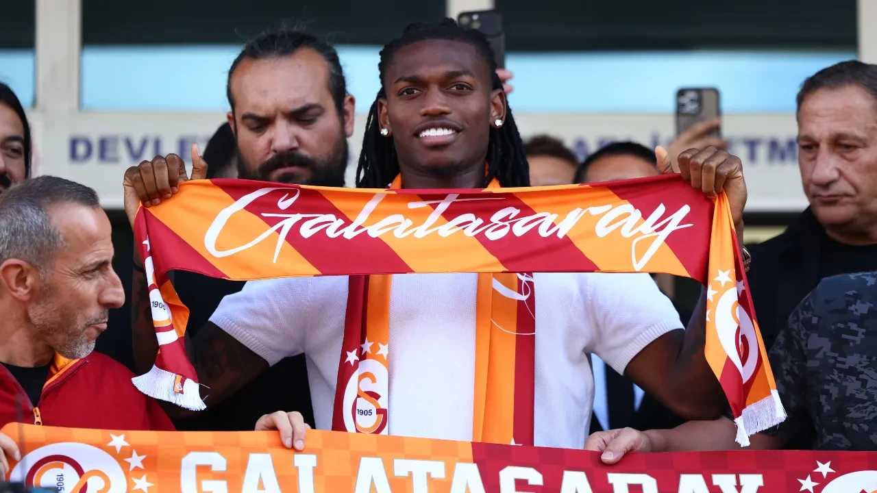 Galatasaray'ın yeni yıldızı Leao, İstanbul'a geldi! "Burada olduğum çok mutluyum"