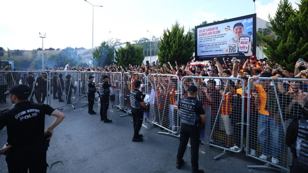 Galatasaray'ın yeni yıldızı Leao, İstanbul'a geldi! "Burada olduğum çok mutluyum"