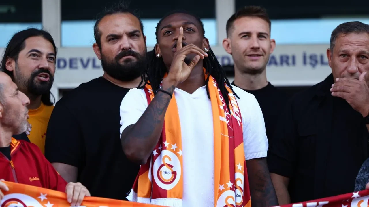 Galatasaray'ın yeni yıldızı Leao, İstanbul'a geldi! "Burada olduğum çok mutluyum"