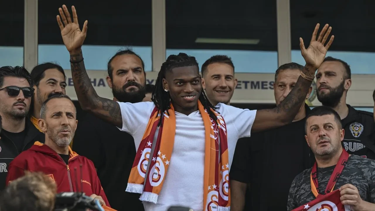 Galatasaray'ın yeni yıldızı Leao, İstanbul'a geldi! "Burada olduğum çok mutluyum"