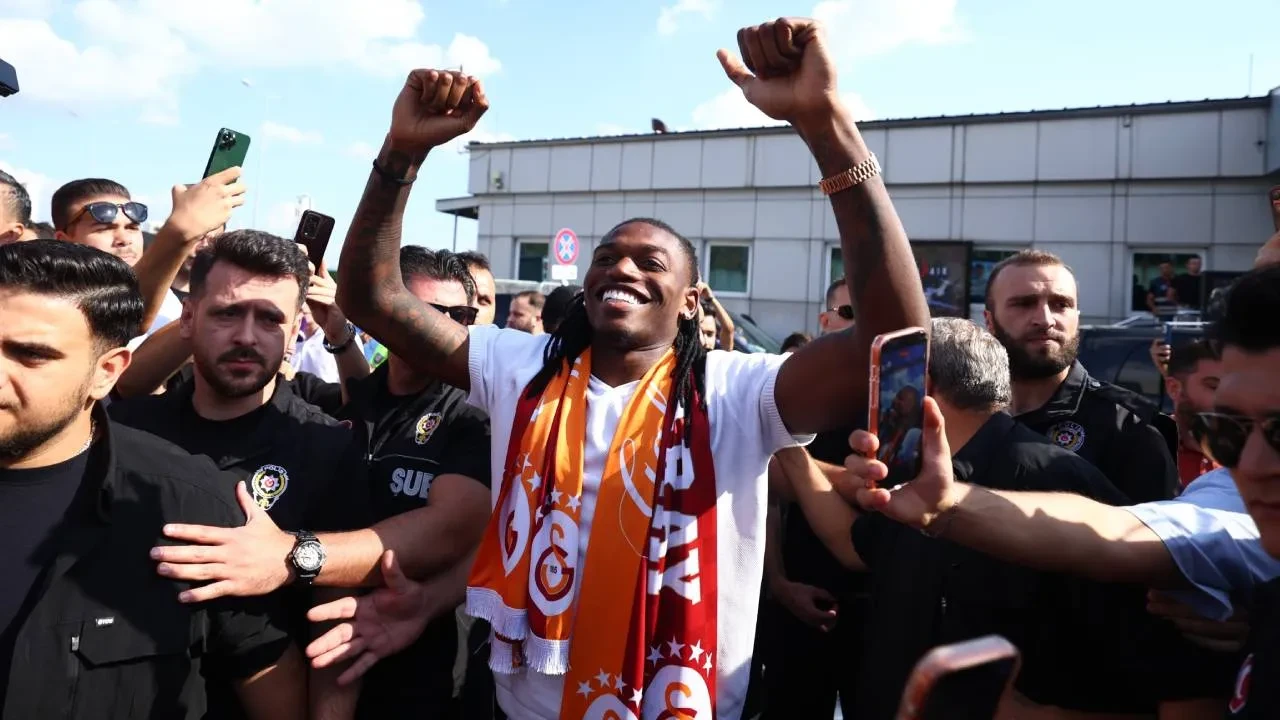 Galatasaray'ın yeni yıldızı Leao, İstanbul'a geldi! "Burada olduğum çok mutluyum"