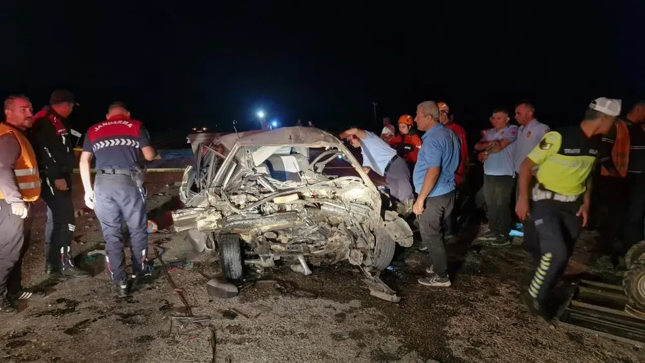 Gece yarısı feci kaza: Araçların durumu dehşeti ortaya koydu