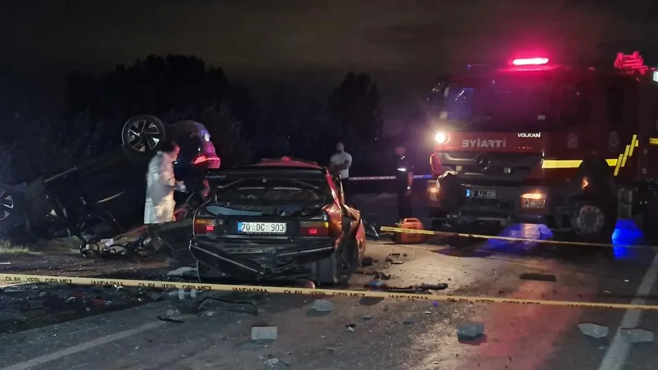 Gece yarısı feci kaza: Araçların durumu dehşeti ortaya koydu
