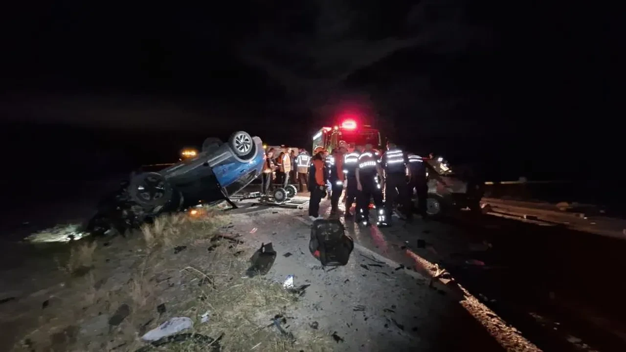 Gece yarısı feci kaza: Araçların durumu dehşeti ortaya koydu
