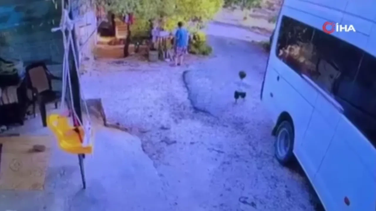 Geri geri giderken, 1,5 yaşındaki oğlunu ezdi! Can alan kaza kamerada
