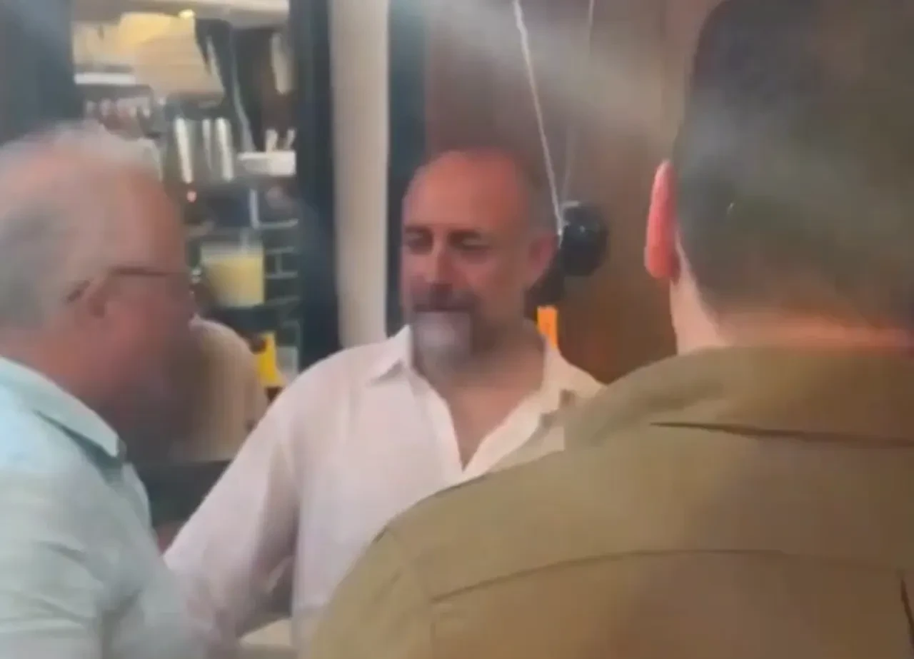 Halit Ergenç'in Londra'daki börekçisine hayran akını! Dükkanın önünde dikkat çeken hareketlilik