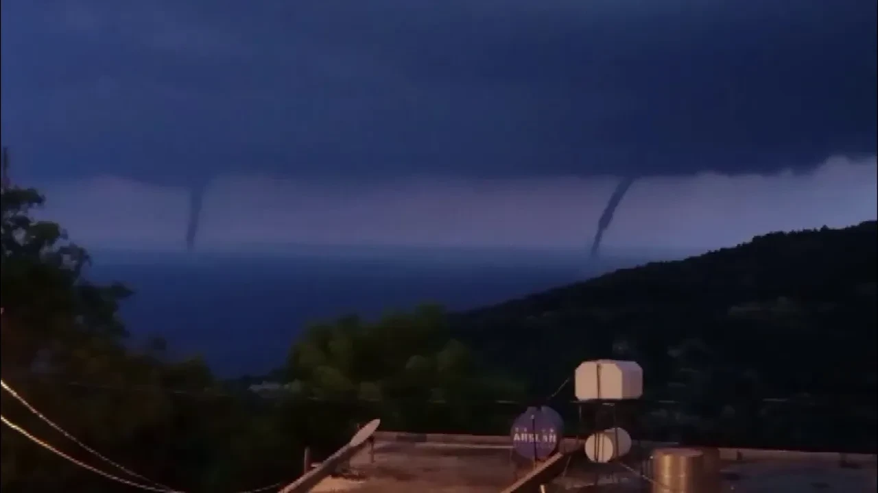 Hatay’da gece yarısı denizde belirdiler! Çifte hortum kamerada