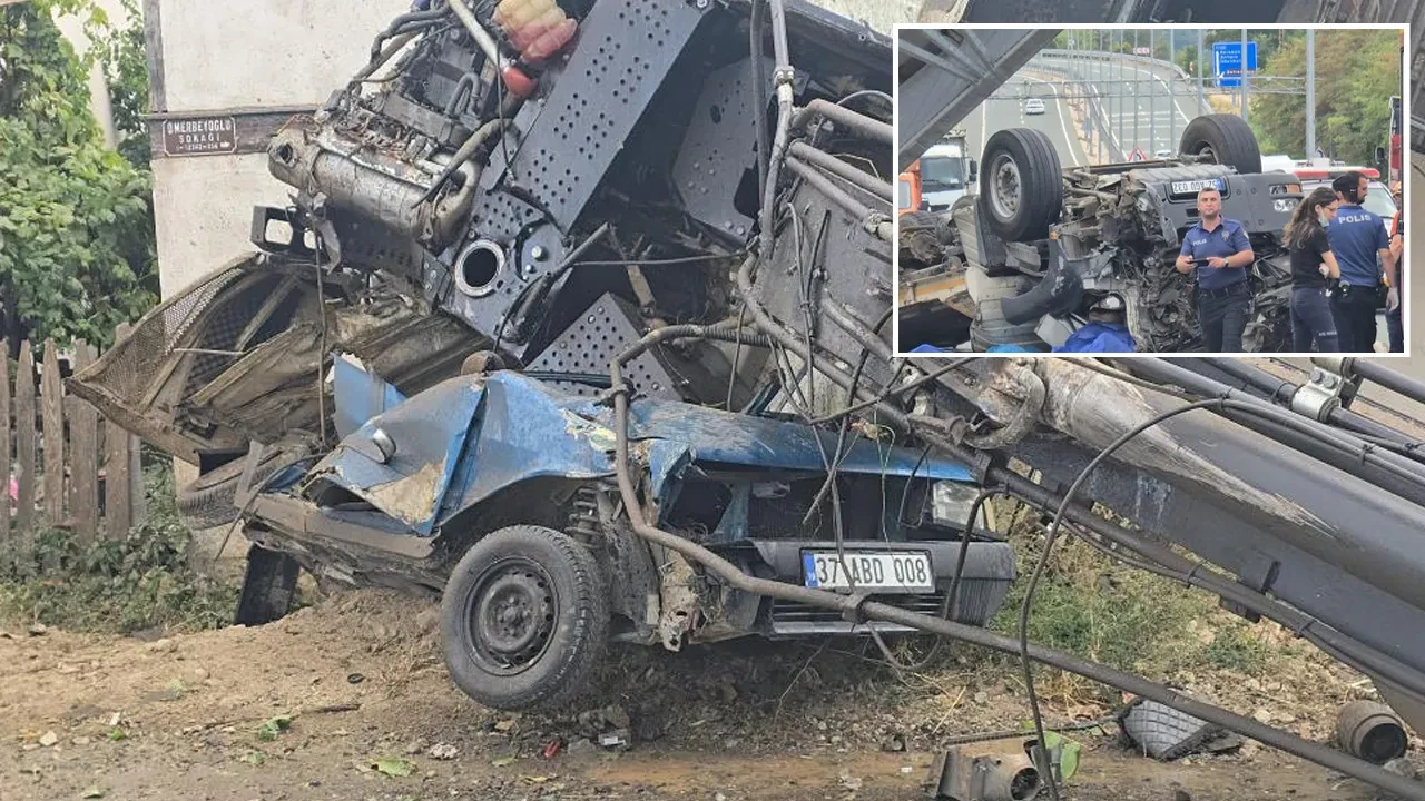 Karabük'te tır motosiklete çarpıp devrildi! Taşıdığı iş makinesi ev ve araç üstüne savruldu: 2 ölü
