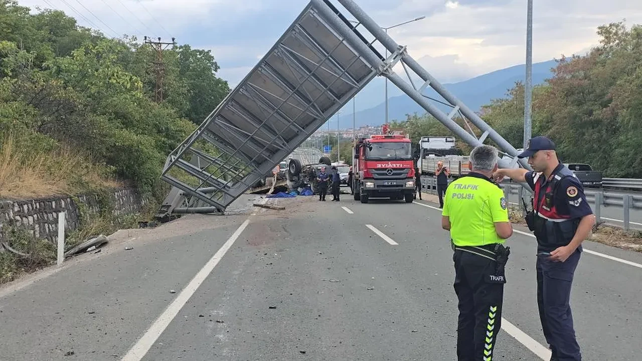 Karabük'te tır motosiklete çarpıp devrildi! Taşıdığı iş makinesi ev ve aracın üstüne savruldu: 2 ölü