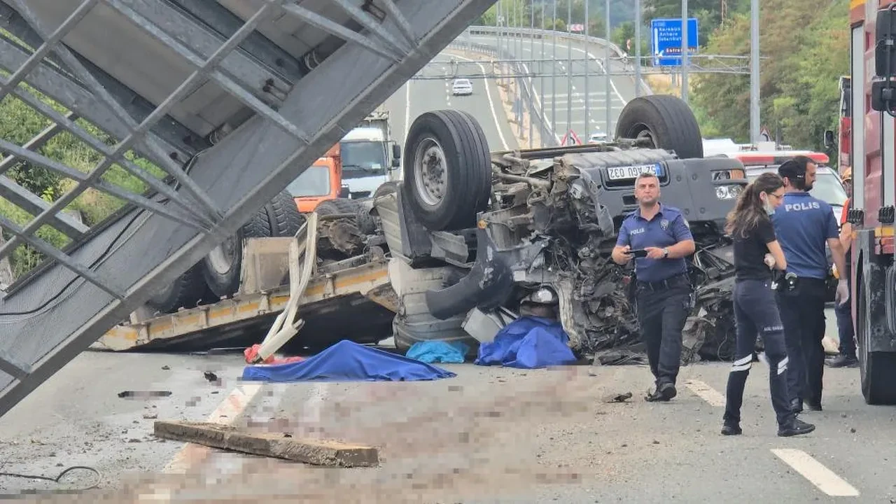 Karabük'te tır motosiklete çarpıp devrildi! Taşıdığı iş makinesi ev ve aracın üstüne savruldu: 2 ölü
