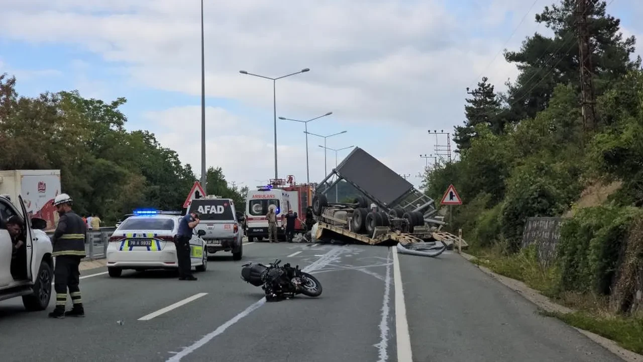 Karabük'te tır motosiklete çarpıp devrildi! Taşıdığı iş makinesi ev ve aracın üstüne savruldu: 2 ölü